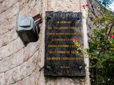 ...mentre a destra si trova una dedica a Giovanni Bombrini, il senatore e imprenditore di origini genovesi che invest� nelle ferrovie pugliesi diventando poi presidente della Sud-Est